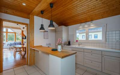 Sonniges Wohnen mit enormen Grundstück, Wohnhaus und XXL-Garage für Werkstättle, Carport oder kleines Lager