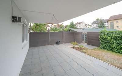 Sofort frei - Moderne 4,5 Zimmer-Eigentumswohnung mit Balkon, Terrasse und Gartenanteil