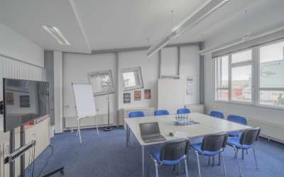 Sonniges, markantes Gewerbeanlageobjekt mit Potential und jungem Baujahr