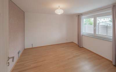 Sofort frei - Moderne 4,5 Zimmer-Eigentumswohnung mit Balkon, Terrasse und Gartenanteil