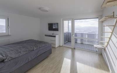 Top renovierte und moderne 4,5-Zimmer-Penthousewohnung mit Blick über die Stadt
