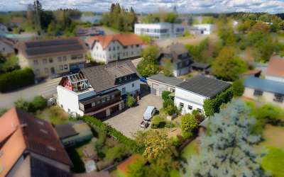 Sonniges Wohnen mit enormen Grundstück, Wohnhaus und XXL-Garage für Werkstättle, Carport oder kleines Lager