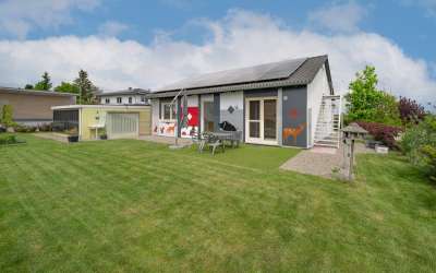 Neuwertiges, freistehendes Einfamilienhaus im Bungalowstil