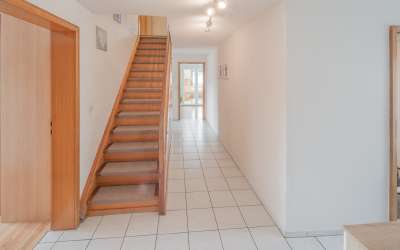 Wenn da nicht die Sonne aufgeht: großzügiges 2 Familienhaus in markanter Halbhöhenlage, mit viel Charme und Licht