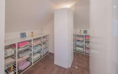 Wenn da nicht die Sonne aufgeht: großzügiges 2 Familienhaus in markanter Halbhöhenlage, mit viel Charme und Licht