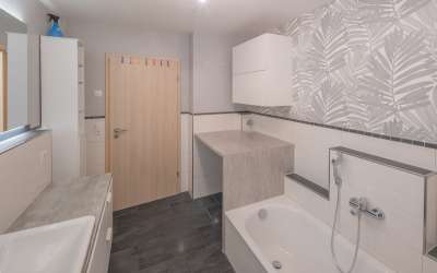 Sofort frei - Moderne 4,5 Zimmer-Eigentumswohnung mit Balkon, Terrasse und Gartenanteil