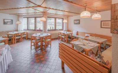 Gemütliches Hotel in idealer Ausgangslage für Motorrad fahren, Wandern, Ski, Mountainbiking und Golf