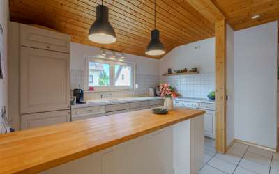 Sonniges Wohnen mit enormen Grundstück, Wohnhaus und XXL-Garage für Werkstättle, Carport oder kleines Lager